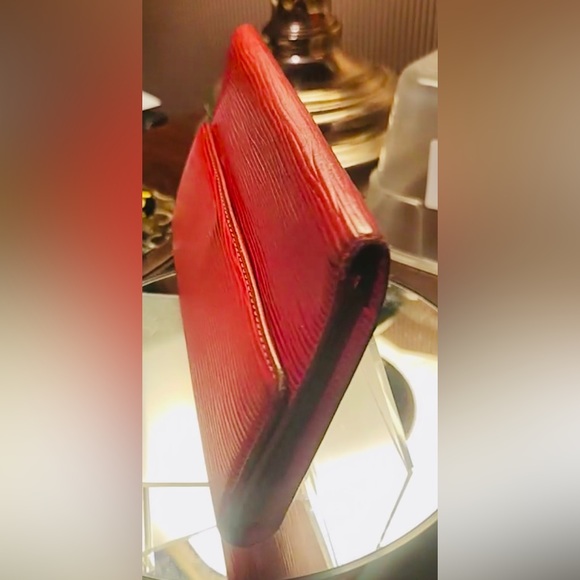 Authentic Louis Vuitton Vintage long red epi wallet. In great used condition. - Picture 5 of 10